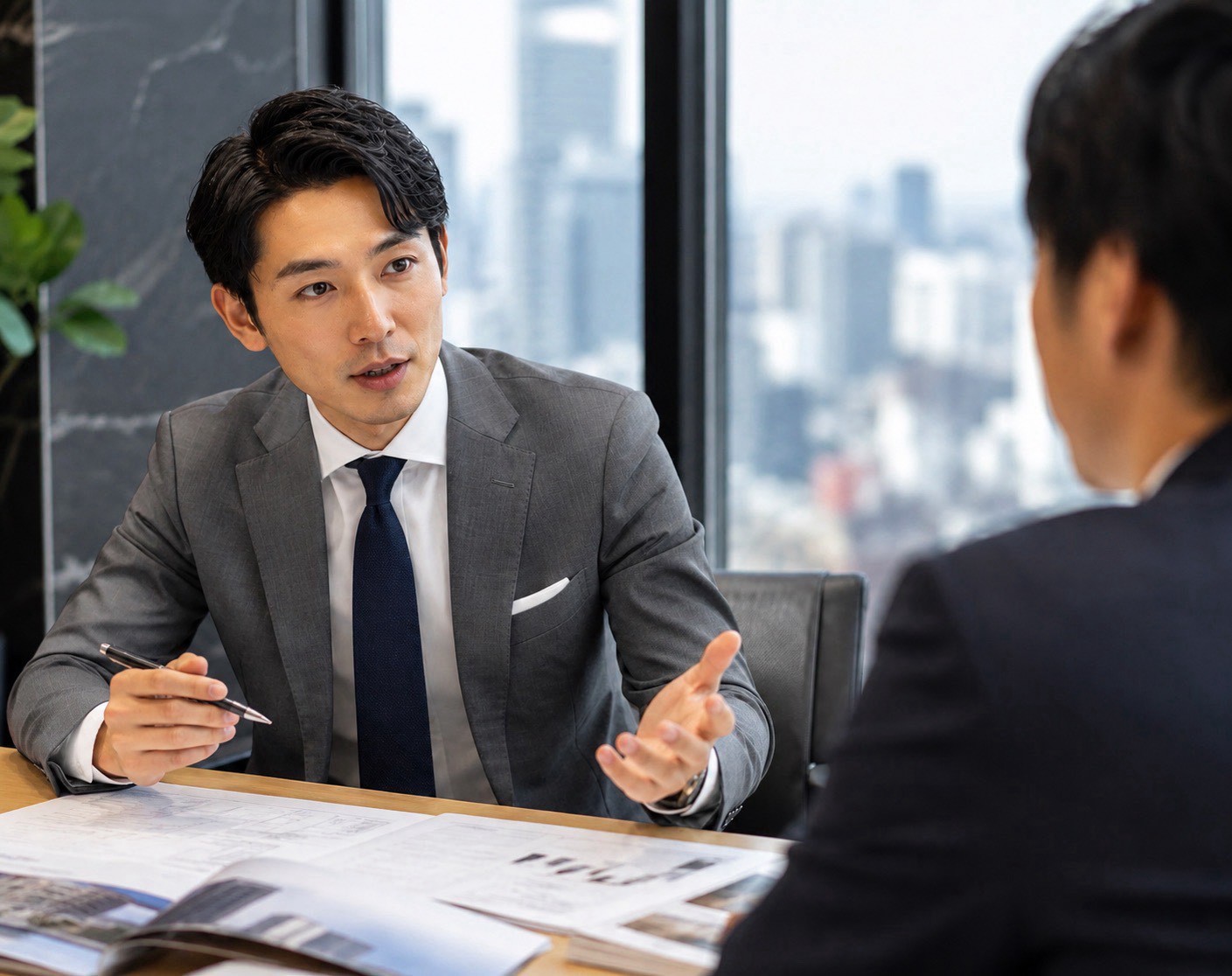 資料を見ながらヒアリングを行うイメージ